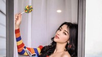 Bergaya dengan makanan juga jadi ide pose yang keren lho! Siwi Widi membuktikannya lewat pemotretan bersama lollipop.