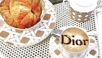 Siwi Widi tidak menikmati kopi dan croissant biasa, tetapi versi yang istimewa karena merupakan buatan kafe Dior. Rasanya sudah pasti enak ya!