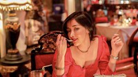 Di Instagram, Siwi Widi menunjukkan pose-pose cantiknya dalam berbagai aktivitas. Salah satunya ketika kulineran.