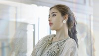 Wanita 26 tahun ini adalah eks pramugari maskapai Garuda Indonesia. Tahun 2019 nama Siwi Widi ramai dibicarakan karena dituding wanita simpanan eks Dirut Garuda Indonesia.