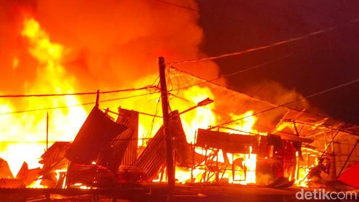 100 Rumah Terbakar di Kedoya Jakbar Dini Hari Tadi