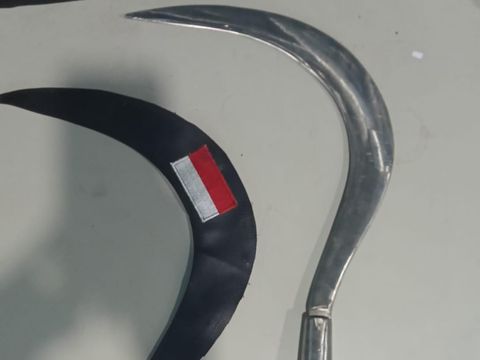 Pelaku pembacokan pria bernama Bima (36) usai keluar dari rumah sakit di Jl Salemba Raya, Senen, Jakarta Pusat, ditangkap polisi. Berdasarkan pemeriksaan polisi, pelaku membacok korban karena sakit hati dipecat.Kedua pelaku AO dan RI ditangkap di Klender dan Bekasi. Dari penangkapan, polisi mengamankan sejumlah barang bukti.