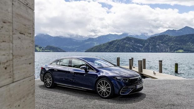Mobil listrik Mercedes-Benz EQSEQS 450+ (Stromverbrauch kombiniert (NEFZ): 18,9-16,2 kWh/100 km; CO2-Emissionen: 0 g/km); Exterieur: sodalithblau; Interieur: Leder exclusiv;Stromverbrauch kombiniert (NEFZ): 18,9-16,2 kWh/100 km; CO2-Emissionen: 0 g/km*EQS 450+  (combined electrical consumption (NEDC): 18.9-16.2 kWh/100 km; CO2 emissions: 0 g/km); exterior: sodalith blue; interior: leather exclusive;Combined electrical consumption (NEDC): 18.9-16.2 kWh/100 km; CO2 emissions: 0 g/km*