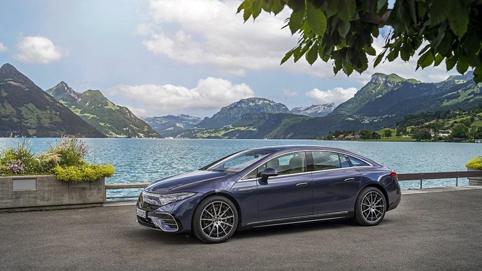 Mobil listrik Mercedes-Benz EQS

EQS 450+ (Stromverbrauch kombiniert (NEFZ): 18,9-16,2 kWh/100 km; CO2-Emissionen: 0 g/km); Exterieur: sodalithblau; Interieur: Leder exclusiv;Stromverbrauch kombiniert (NEFZ): 18,9-16,2 kWh/100 km; CO2-Emissionen: 0 g/km*

EQS 450+  (combined electrical consumption (NEDC): 18.9-16.2 kWh/100 km; CO2 emissions: 0 g/km); exterior: sodalith blue; interior: leather exclusive;Combined electrical consumption (NEDC): 18.9-16.2 kWh/100 km; CO2 emissions: 0 g/km*