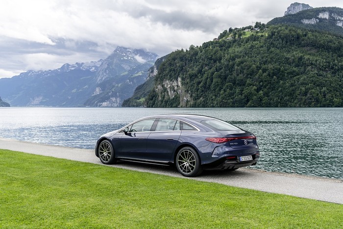 Mobil listrik Mercedes-Benz EQS

EQS 450+ (Stromverbrauch kombiniert (NEFZ): 18,9-16,2 kWh/100 km; CO2-Emissionen: 0 g/km); Exterieur: sodalithblau; Interieur: Leder exclusiv;Stromverbrauch kombiniert (NEFZ): 18,9-16,2 kWh/100 km; CO2-Emissionen: 0 g/km*

EQS 450+  (combined electrical consumption (NEDC): 18.9-16.2 kWh/100 km; CO2 emissions: 0 g/km); exterior: sodalith blue; interior: leather exclusive;Combined electrical consumption (NEDC): 18.9-16.2 kWh/100 km; CO2 emissions: 0 g/km*