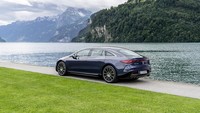 Sebagai informasi, Mercedes-Benz EQS memulai debut global pada April 2021 lalu. Mobil ini mengusung konsep sedan listrik yang menggunakan platform khusus Electric Vehicle Architecture (EVA).
