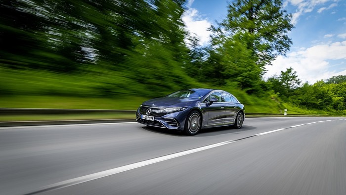 Mobil listrik Mercedes-Benz EQS

EQS 450+ (Stromverbrauch kombiniert (NEFZ): 18,9-16,2 kWh/100 km; CO2-Emissionen: 0 g/km); Exterieur: sodalithblau; Interieur: Leder exclusiv;Stromverbrauch kombiniert (NEFZ): 18,9-16,2 kWh/100 km; CO2-Emissionen: 0 g/km*

EQS 450+  (combined electrical consumption (NEDC): 18.9-16.2 kWh/100 km; CO2 emissions: 0 g/km); exterior: sodalith blue; interior: leather exclusive;Combined electrical consumption (NEDC): 18.9-16.2 kWh/100 km; CO2 emissions: 0 g/km*