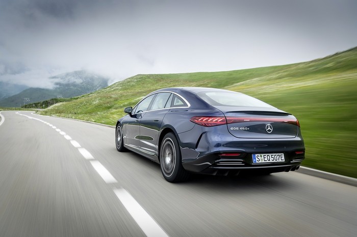 Mobil listrik Mercedes-Benz EQS

EQS 450+ (Stromverbrauch kombiniert (NEFZ): 18,9-16,2 kWh/100 km; CO2-Emissionen: 0 g/km); Exterieur: sodalithblau; Interieur: Leder exclusiv;Stromverbrauch kombiniert (NEFZ): 18,9-16,2 kWh/100 km; CO2-Emissionen: 0 g/km*

EQS 450+  (combined electrical consumption (NEDC): 18.9-16.2 kWh/100 km; CO2 emissions: 0 g/km); exterior: sodalith blue; interior: leather exclusive;Combined electrical consumption (NEDC): 18.9-16.2 kWh/100 km; CO2 emissions: 0 g/km*