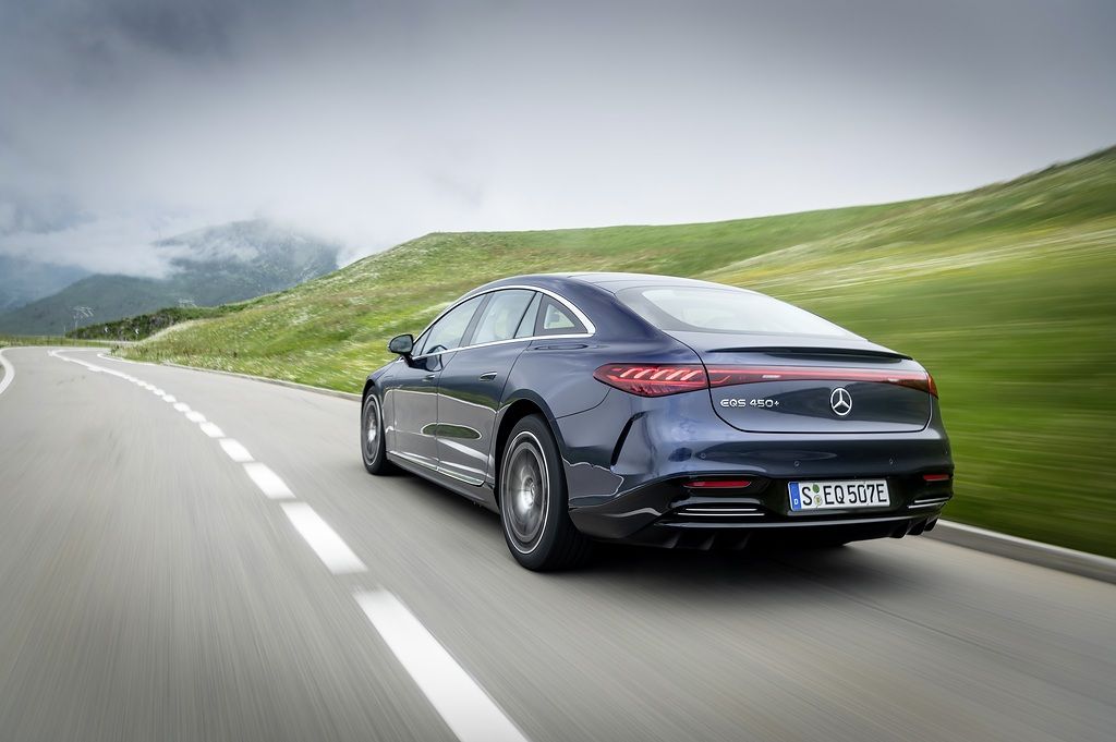 Mobil listrik Mercedes-Benz EQSEQS 450+ (Stromverbrauch kombiniert (NEFZ): 18,9-16,2 kWh/100 km; CO2-Emissionen: 0 g/km); Exterieur: sodalithblau; Interieur: Leder exclusiv;Stromverbrauch kombiniert (NEFZ): 18,9-16,2 kWh/100 km; CO2-Emissionen: 0 g/km*EQS 450+  (combined electrical consumption (NEDC): 18.9-16.2 kWh/100 km; CO2 emissions: 0 g/km); exterior: sodalith blue; interior: leather exclusive;Combined electrical consumption (NEDC): 18.9-16.2 kWh/100 km; CO2 emissions: 0 g/km*