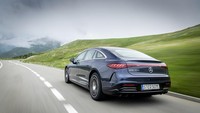 Baterai yang diusung oleh Mercedes-Benz EQS ini diklaim dapat menempuh jarak sejauh 770 km dalam pengujian Worldwide Harmonised Light Vehicle Test Procedure (WLTP). Mercedes-Benz menyebut mobil ini dapat berjalan dari Munchen ke Berlin tanpa berhenti.