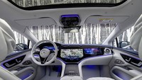 EQS sudah dibekali dengan layar multimedia atraktif dari MBUX Multimedia System generasi terbaru. Bahkan untuk EQS 580 4MATIC yang hadir di pasar global hadir dengan Hyperscreen curved glass yang dibekali dengan 8 CPU cores, 24 GB RAM dan memori 46,4 GB per second RAM. 