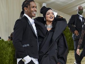 Gaya Mewah Rihanna Umumkan Kehamilan, Pakai Jaket Chanel Rp 152 Juta