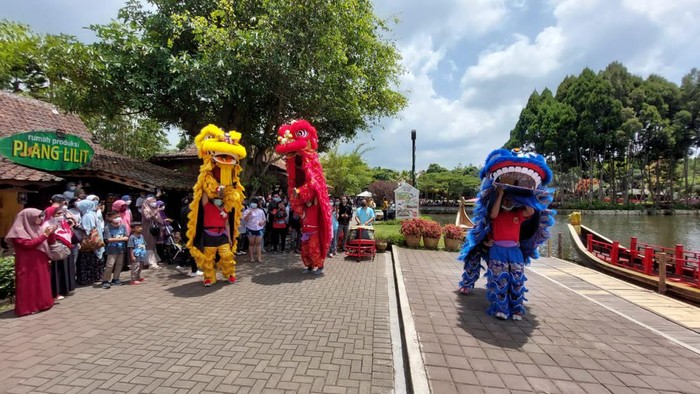 Aksi barongsai di objek wisata Floating Market, Lembang