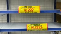 Kondisi tersebut juga membuat supermarket maupun toko lainnya menerapkan aturan pembelian minyak goreng 2 liter per orang.
