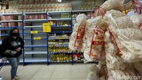 Sementara itu, pemerintah melalui Kementerian Perdagangan mengeluarkan kebijakan harga eceran tertinggi (HET) untuk minyak goreng curah, kemasan sederhana, dan premium. Kebijakan harga minyak goreng ini resmi berlaku 1 Februari 2022 atau hari ini.