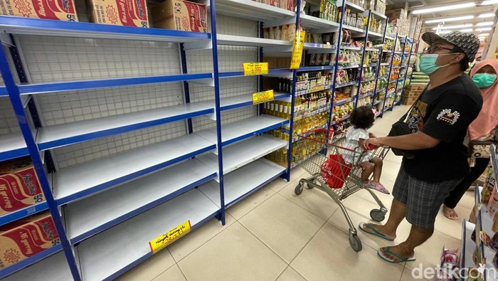 Minyak goreng banyak diburu warga sejak beberapa waktu terakhir. Akibat kondisi itu, rak minyak goreng di supermarket kawasan Bekasi ini pun kosong melompong.