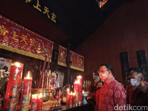 Berbatik Merah, Anies Tinjau Kelenteng Hian Thian Siang Tee Palmerah