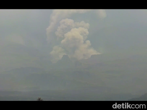 Gunung Semeru Luncurkan Awan Panas Guguran Sejauh 5 Kilometer