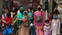 Mereka menunggu pembagian ampao yang biasa diberikan warga keturunan Tionghoa seusai beribadah Imlek.