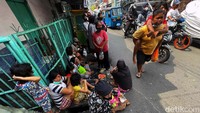 Para warga ini didominasi ibu-ibu dan anak-anak. Mereka muncul tiap kali ada hari raya besar di klenteng atau vihara.