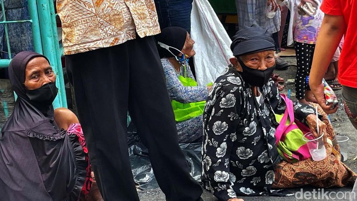 Berburu Ampao di Tahun Macan Air Warga Tionghoa merayakan Imlek di tahun Macan Air dengan brdoa di Vihara Dharma Jaya Romario, Jakarta. Puluhan warga mendatangi vihara tersebut untuk meminta ampao.
