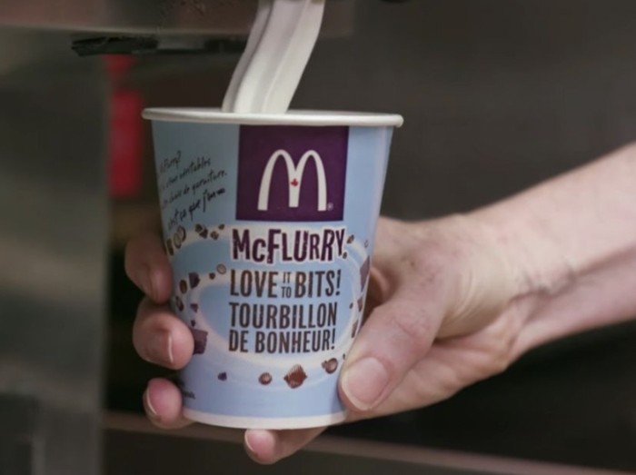 Bukan Sedotan! Ternyata Ini Fungsi Lubang di Sendok Es Krim McFlurry