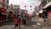 Sebelumnya, kepadatan pengunjung di Pasar Lama pada Sabtu (29/1/2022) viral di media sosial. Masyarakat tampak berdesak-desakan di depan lapak penjual. Tak ada jaga jarak di lokasi.