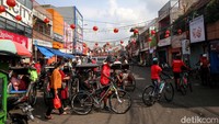 Agus mengatakan petugas juga telah meminta pengunjung agar tak berlama-lama di lokasi. Selain itu, warga diminta meninggalkan lokasi sebelum pasar ditutup pukul 21.00 WIB.