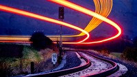 Sebuah foto eksposur panjang menunjukkan kereta api regional mendekati stasiun Wehrheim dekat Frankfurt, Jerman, Selasa, (18/1/2022).