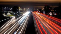 Masih dengan teknik eksposur kamera yang lama, menghasilnya lampu kendaraan yang kabur di jalan raya dekat Frankfurt, Jerman, Senin, (24/1/2022).