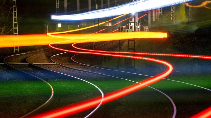 Cahaya Kota yang Menyejukkan Mata A long camera exposure blurs the lights of a subway train leaving a station on the outskirts of Frankfurt, Germany, Tuesday, Feb. 1, 2022. (AP Photo/Michael Probst)