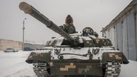 Pemerintah Denmark menyatakan siap untuk mengirim peralatan militer ke Ukraina, di tengah ancaman invasi Rusia ke negara itu. Hal itu disampaikan Denmark di saat negara-negara Barat mengintensifkan diplomasi dan mengancam sanksi ekonomi yang keras terhadap Rusia untuk mencegah invasi ke Ukraina. AP Photo/Andrew Marienko.