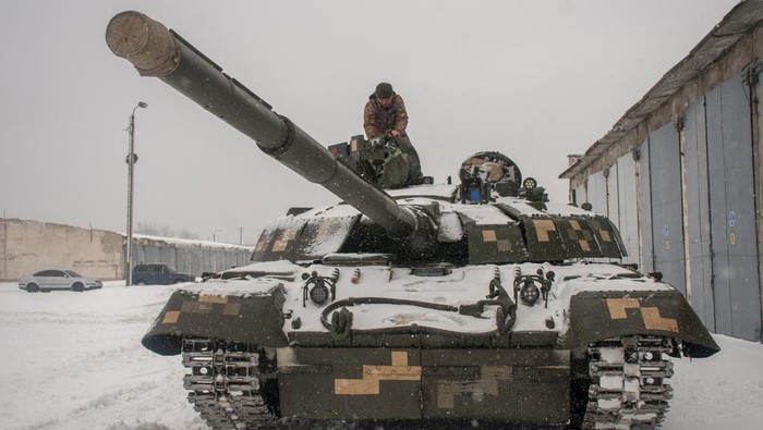Dibayangi Invasi Rusia, Ukraina Dapat Bantuan Militer dari Denmark Pemerintah Denmark menyatakan siap untuk mengirim peralatan militer ke Ukraina. Bantuan militer itu dikirim di tengah ancaman invasi Rusia ke Ukraina.