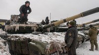 Pekan lalu, Denmark yang merupakan anggota NATO, berkomitmen untuk memberikan bantuan tahunan kepada Ukraina sekitar 80 juta euro. Hal itu disampaikan ketika Menteri Luar Negeri (Menlu) Ukraina Dmytro Kuleba mengunjungi Kopenhagen, Denmark. Dana tersebut merupakan tambahan untuk program dukungan senilai 22 juta euro yang diumumkan pada pertengahan Januari oleh Menlu Denmark tersebut. AP Photo/Andrew Marienko.