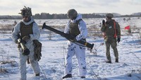 Sebelumnya, Amerika Serikat telah lebih dahulu mengirim bantuan berupa amunisi, senjata, dan beragam peralatan militer lainnya ke Ukraina. Ukrainian Defense Ministry Press Service via AP.