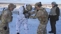 Peralatan militer itu dikirimkan Amerika Serikat AS ke Ukraina untuk membantu negara yang dipimpin Volodymyr Zelensky itu menghadapi ancaman serangan Rusia. Ukrainian Defense Ministry Press Service via AP.
