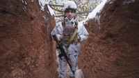 Sementara itu, pasukan Ukraina bersikeras bahwa jika pasukan Rusia datang, Rusia tidak akan menghadapi kemudahan seperti saat mereka menganeksasi semenanjung Krimea pada tahun 2014. AP Photo/Vadim Ghirda.
