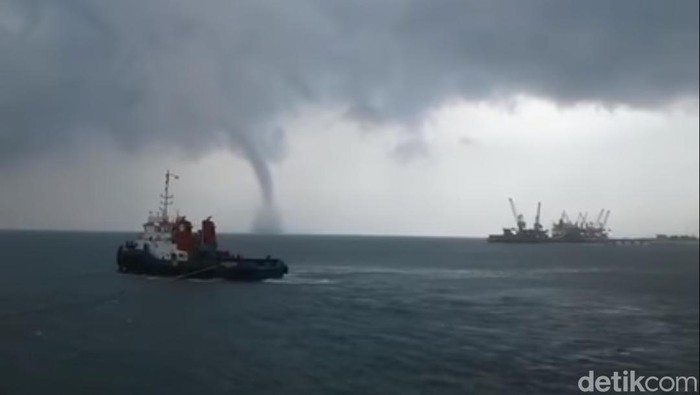 Fenomena waterspout di Probolinggo