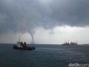 Fenomena Waterspout Terekam Menari di Laut Probolinggo