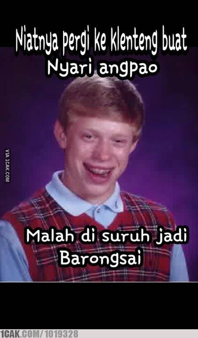 Ya udah nggak apa-apa. Siapa tahu dengan menjadi barongsai nanti angpao yang didapat malah jadi semakin banyak. Ada yang pernah gini? Foto: 1cak.com