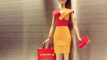 Tak hanya kostume, ia juga membuat asesoris seperti tas dan dompet. Foto: Instagram/Jian Yang