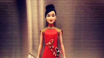 Adalah Jian Yang pria sal SIngapura yang telah mengumpulkan puluhan ribu boneka barbie di rumahnya. Foto: Instagram/Jian Yang
