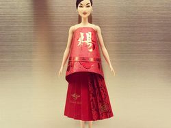 Kreatif! Dari Amplop Ang Pao Dibikin Kostum Boneka Barbie