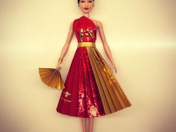 Kreatif! Dari Amplop Ang Pao Dibikin Kostum Boneka Barbie