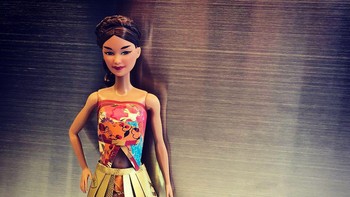 Meski dilarang, ia tetap menyimpan obsesinya untuk memiliki Barbie. Ketika ia sudah bekerja, Yang pun dengan leluasa menggunakan gajinya untuk membeli Barbie. Foto: Instagram/Jian Yang