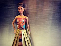 Kreatif! Dari Amplop Ang Pao Dibikin Kostum Boneka Barbie