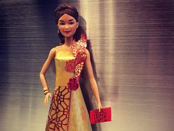 Kreatif! Dari Amplop Ang Pao Dibikin Kostum Boneka Barbie