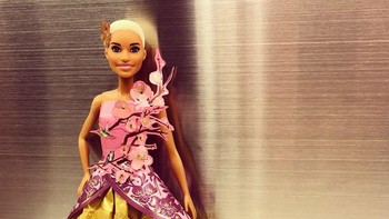 Barbie favoritnya adalah yang ia beli di butik Comme des Garcons. Barbie ini terbilang langka. Teman saya yang menemukannya di Hong Kong dan langsung menelepon saya, katanya. Foto: Instagram/Jian Yang