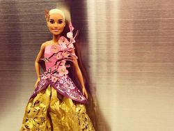 Kreatif! Dari Amplop Ang Pao Dibikin Kostum Boneka Barbie