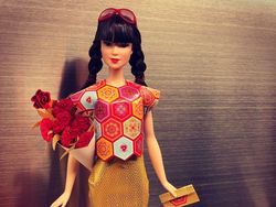 Kreatif! Dari Amplop Ang Pao Dibikin Kostum Boneka Barbie